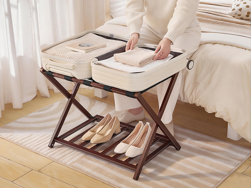 رف أمتعة من الخيزران قابل للطي مع رف تخزين مزدوج الطبقة, دعم حزام النايلون, 110 سعة تحميل رطل, يناسب حقائب السفر مقاس 26 بوصة, للفندق & غرفة نوم, بني