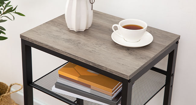 Tavolino, Tavolo con lampada industriale con ripiani in rete regolabili, per il corridoio dell'ufficio o il soggiorno, Mobili in stile effetto legno, Alto e stretto, Montaggio semplice, Greige e Nero