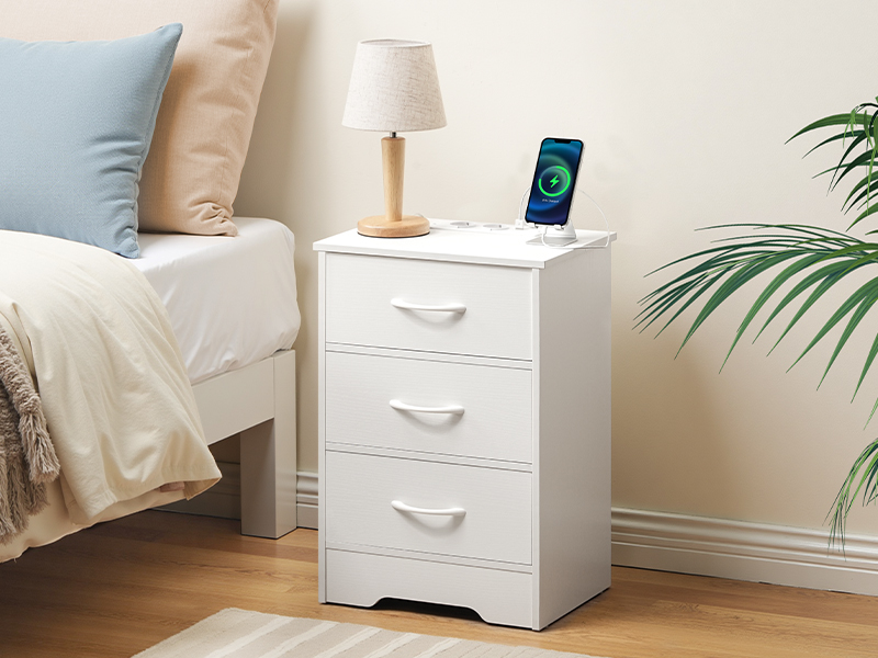 Sengbord med opladningsstation, Slim Side Table with 3 Ikke-vævede stofskuffer, Sofa Sidebord Udstyret med 2 Stikkontakter, 1 USB-A og 1 Type-C-port, Velegnet til stue og soveværelse, Hvid