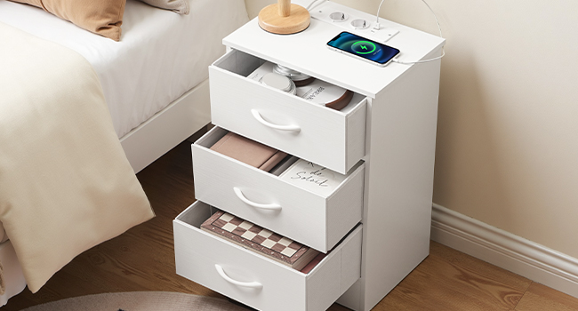 Sengbord med opladningsstation, Slim Side Table with 3 Ikke-vævede stofskuffer, Sofa Sidebord Udstyret med 2 Stikkontakter, 1 USB-A og 1 Type-C-port, Velegnet til stue og soveværelse, Hvid