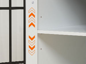 Maalaistalon päätypöytä latausasemalla, Suuri sohva sivupöytä sivuhyllyillä, Neliö yöpöytä lasi -ovella, Suuri yö seisoo olohuoneeseen, Valkoinen ja pähkinä