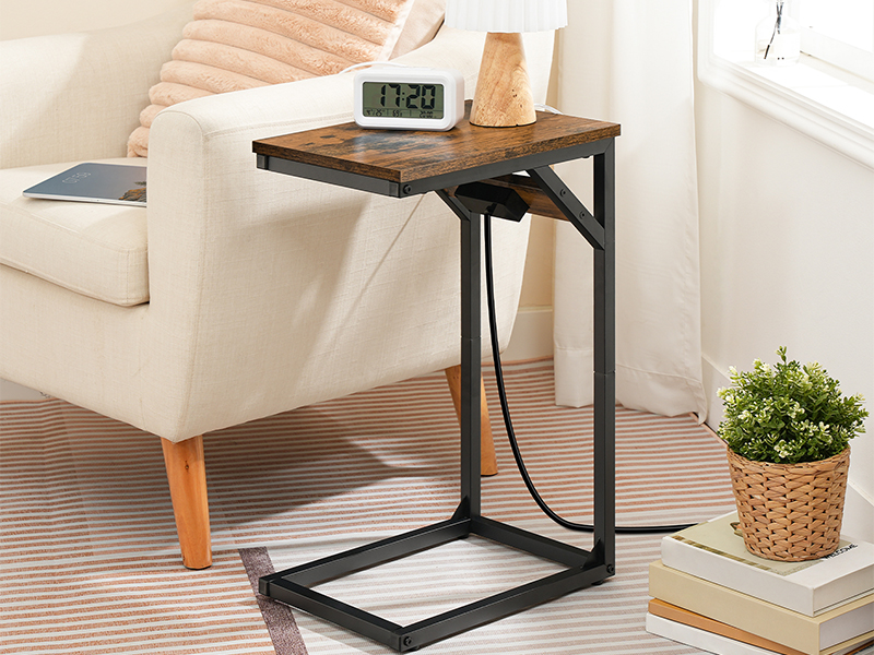 C-vormige bijzettafel, SOFA -tafel met laadstation, laptoptabel voor bank, 2 USB -poorten 2 AC -verkooppunten, smal nachtkastje met kracht, woonkamer, slaapkamer, Rustiek bruin en zwart