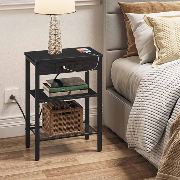 Black End Table with Charging Station and USB Ports, 3-Etagen-Nachttisch mit verstellbarer Ablage, Schmaler Beistelltisch für kleine Räume, Geeignet für Wohnzimmer, Schlafzimmer und Balkon