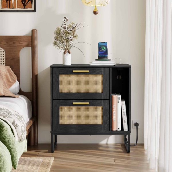Mesita de noche estilo granja negra con estación de carga, Mesa auxiliar con 2 Cajones y compartimento de almacenamiento., Mesa decorativa tipo ratán para dormitorio & Sala de estar