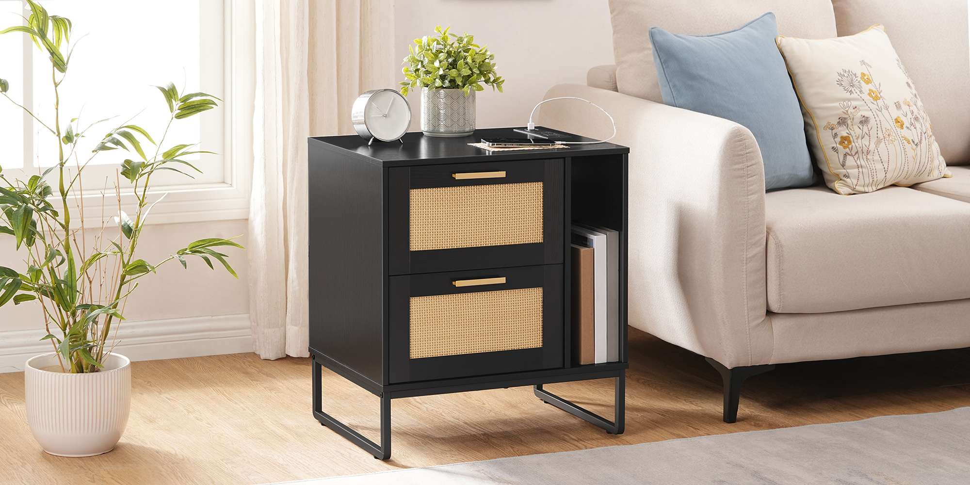 Mesita de noche estilo granja negra con estación de carga, Mesa auxiliar con 2 Cajones y compartimento de almacenamiento., Mesa decorativa tipo ratán para dormitorio & Sala de estar