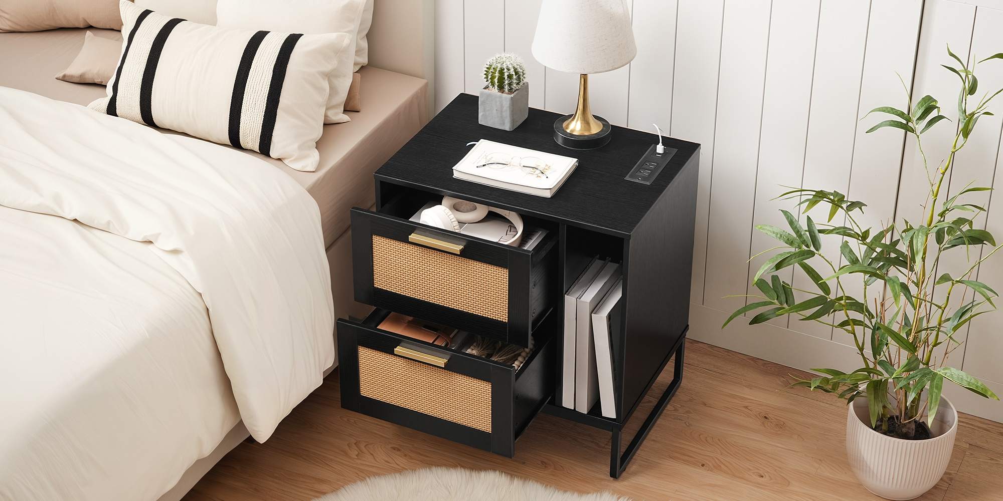 Mesita de noche estilo granja negra con estación de carga, Mesa auxiliar con 2 Cajones y compartimento de almacenamiento., Mesa decorativa tipo ratán para dormitorio & Sala de estar