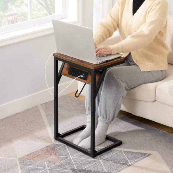 Приставний стіл у формі С, Диванний столик із зарядною станцією, 2 Підключіть розетки та 2 USB порти, Вузький стіл для ліжка для невеликих просторів, Столик для ноутбука для дивана, Сільський коричневий і чорний