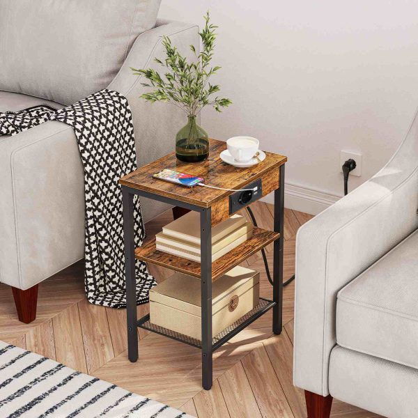 3-Etagen-Beistelltisch mit Ladestation und USB-Anschlüssen, Schmaler Nachttisch mit verstellbarer Ablage, Geeignet für Wohnzimmer, Vintage Brown
