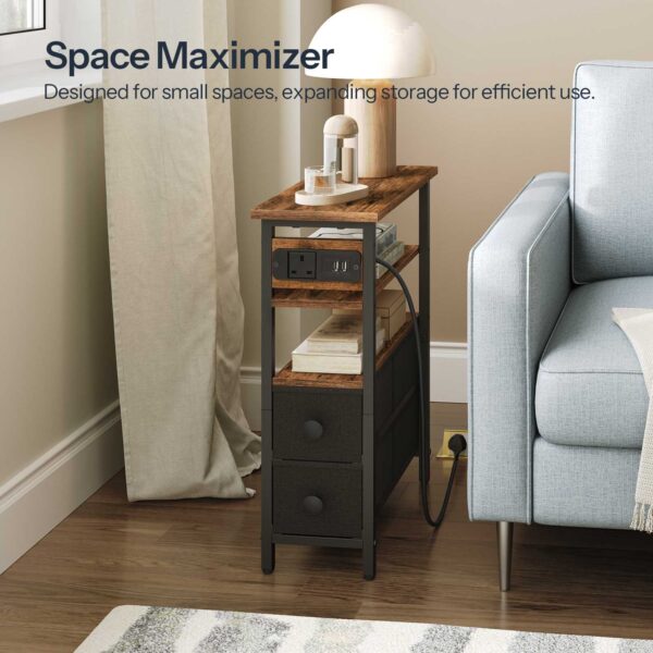 Príručný stolík s nabíjacou stanicou, Úzky bočný stolík s 2 Netkané zásuvky, Porty USB a zásuvka, 40 x 18 x 60 CM tenký nočný stolík pre malý priestor, Rustikálna hnedá a čierna