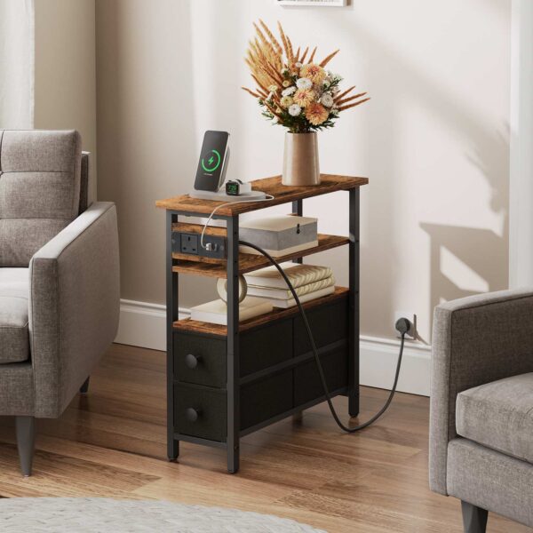 Príručný stolík s nabíjacou stanicou, Úzky bočný stolík s 2 Netkané zásuvky, Porty USB a zásuvka, 40 x 18 x 60 CM tenký nočný stolík pre malý priestor, Rustikálna hnedá a čierna