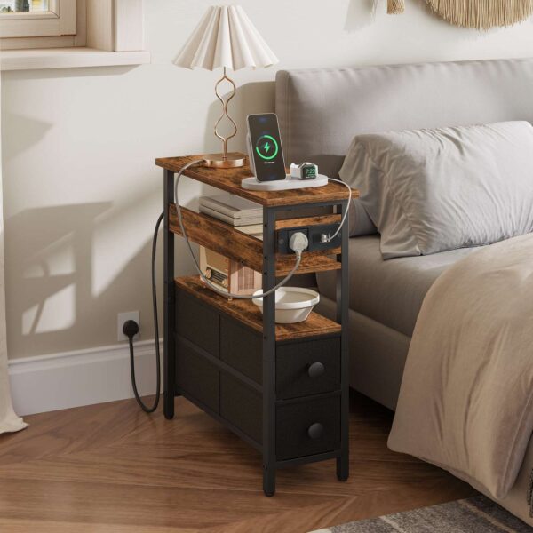 Príručný stolík s nabíjacou stanicou, Úzky bočný stolík s 2 Netkané zásuvky, Porty USB a zásuvka, 40 x 18 x 60 CM tenký nočný stolík pre malý priestor, Rustikálna hnedá a čierna