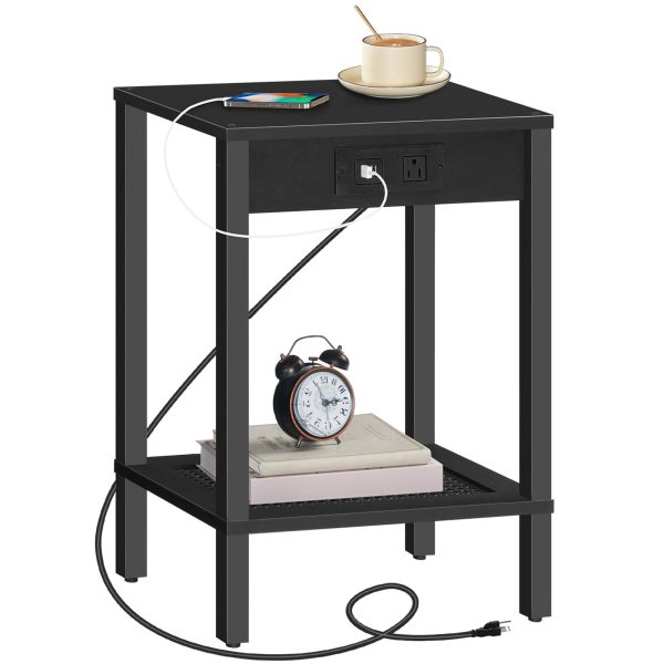 Table d'appoint avec station de recharge (Ensemble de 2), Table de bout équipée de ports USB et d'une prise secteur, Table de nuit avec étagère de rangement à 2 niveaux, Décoration en faux rotin, Convient aux petits espaces, Noir