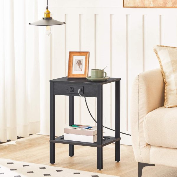 Table d'appoint avec station de recharge (Ensemble de 2), Table de bout équipée de ports USB et d'une prise secteur, Table de nuit avec étagère de rangement à 2 niveaux, Décoration en faux rotin, Convient aux petits espaces, Noir
