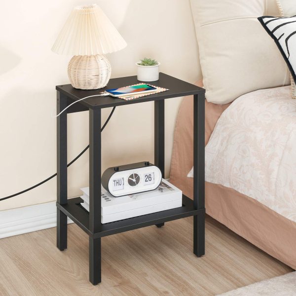 Table d'appoint avec station de recharge (Ensemble de 2), Table de bout équipée de ports USB et d'une prise secteur, Table de nuit avec étagère de rangement à 2 niveaux, Décoration en faux rotin, Convient aux petits espaces, Noir