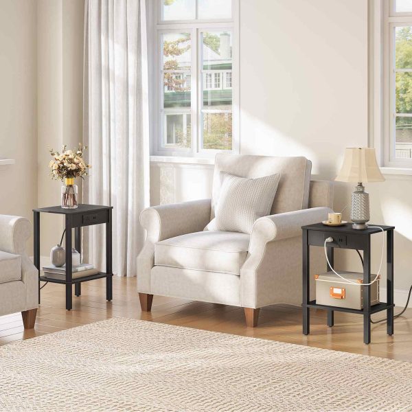 Table d'appoint avec station de recharge (Ensemble de 2), Table de bout équipée de ports USB et d'une prise secteur, Table de nuit avec étagère de rangement à 2 niveaux, Décoration en faux rotin, Convient aux petits espaces, Noir