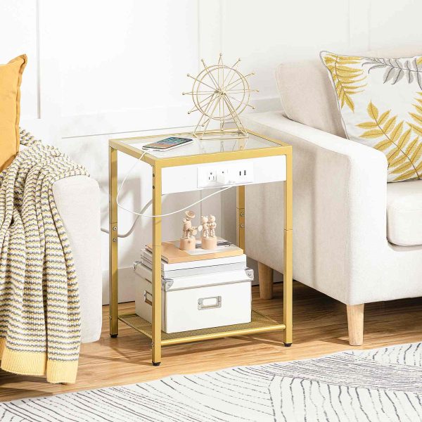 Side Table mat Opluedstatioun, Enn Dësch Equipéiert mat USB Häfen an AC Outlets, Kompakt Nightstand fir schmuel Plazen, Temperéiert Glas Tabletop, Modern Metallframe, Gëeegent fir Büro, Schlofkummer, Wunnzëmmer, Etude, Gold