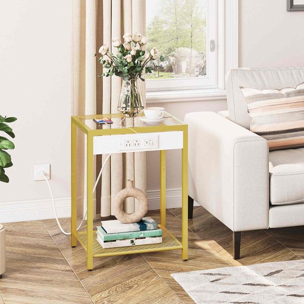 Side Table mat Opluedstatioun, Enn Dësch Equipéiert mat USB Häfen an AC Outlets, Kompakt Nightstand fir schmuel Plazen, Temperéiert Glas Tabletop, Modern Metallframe, Gëeegent fir Büro, Schlofkummer, Wunnzëmmer, Etude, Gold