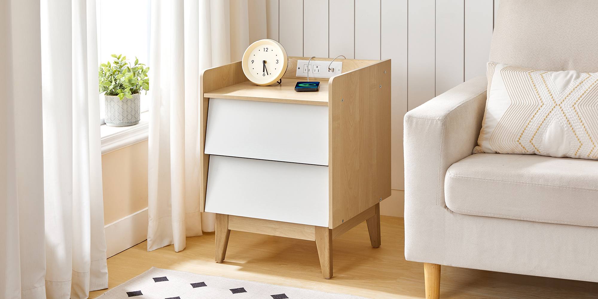 Tavolino in stile nordico con stazione di ricarica, Tavolino dotato di 2 Prese CA e 2 Porte USB, Adatto per camera da letto e soggiorno, Naturale & Finitura bianca