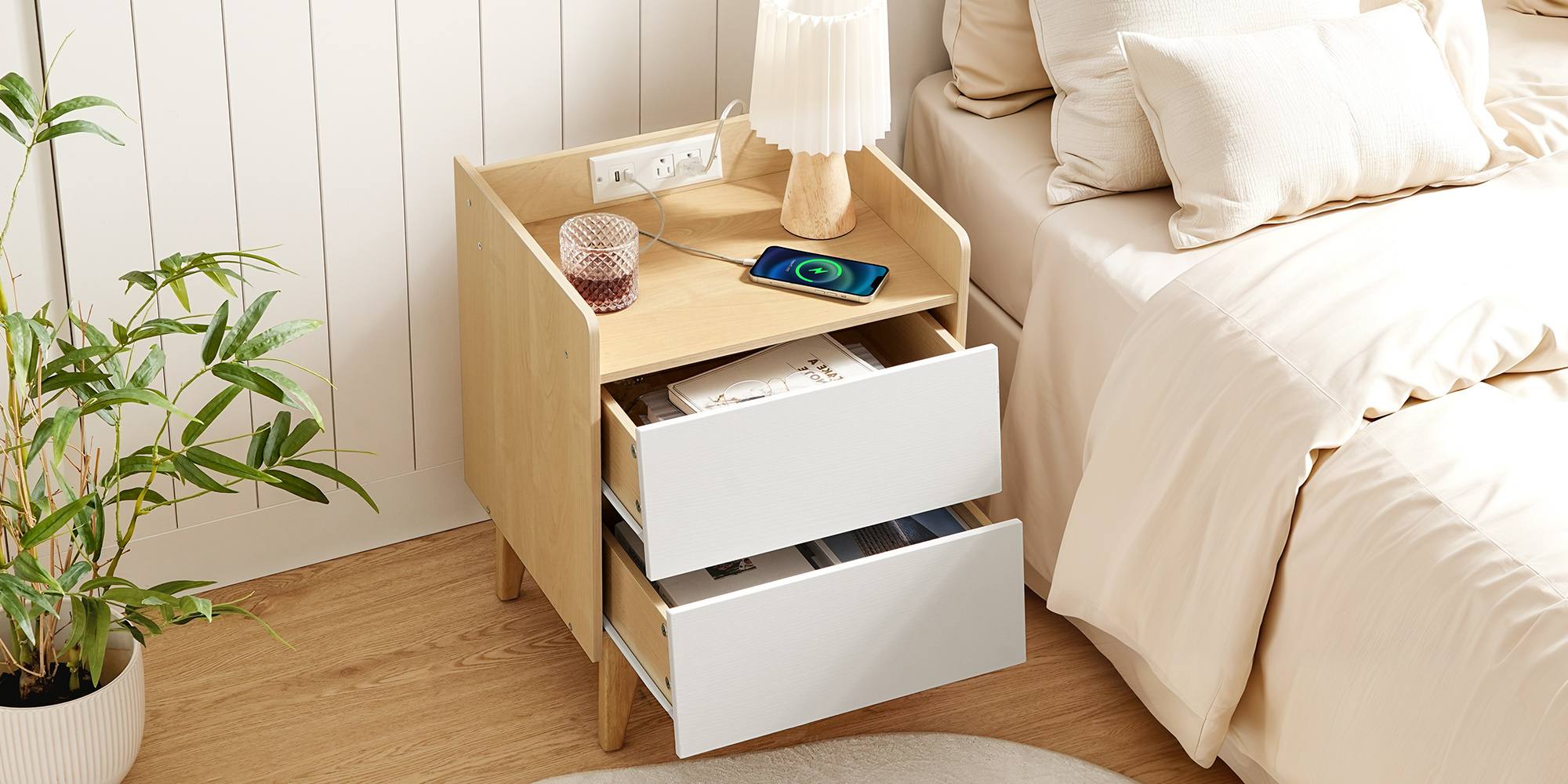 Tavolino in stile nordico con stazione di ricarica, Tavolino dotato di 2 Prese CA e 2 Porte USB, Adatto per camera da letto e soggiorno, Naturale & Finitura bianca