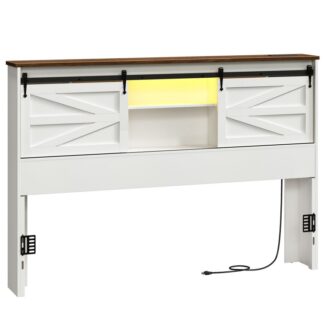 Queen -size -pääty vain makuuhuoneeseen, Puinen kirjahyllyn pääty, jossa latausasema ja LED -valot, Maalaistalo Queen -päätyaatu säilytyshyllyllä ja lato -ovet, Pääty Queen -koon suhteen