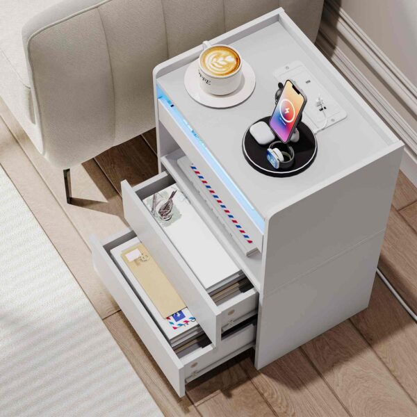 Wit nachtkastje met laadstation, Eindtafel met 20-kleuren LED-lichten, Nachtkastje met 1 AC -uitlaat, 2 USB-poorten, 3 Laden voor slaapkamer, Woonkamer, Studie, Thuiskantoor