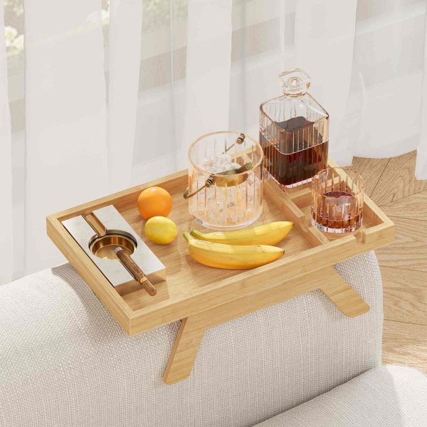 طاولة صينية مسند ذراع لأريكة الخيزران, طاولة جانبية على شكل أريكة بمشبك مع حاملات أكواب مزدوجة, صينية تخزين متعددة الوظائف للمشروبات, الوجبات الخفيفة وأجهزة التحكم عن بعد, لمسة نهائية من الخيزران الطبيعي