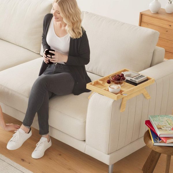 طاولة صينية مسند ذراع لأريكة الخيزران, طاولة جانبية على شكل أريكة بمشبك مع حاملات أكواب مزدوجة, صينية تخزين متعددة الوظائف للمشروبات, الوجبات الخفيفة وأجهزة التحكم عن بعد, لمسة نهائية من الخيزران الطبيعي