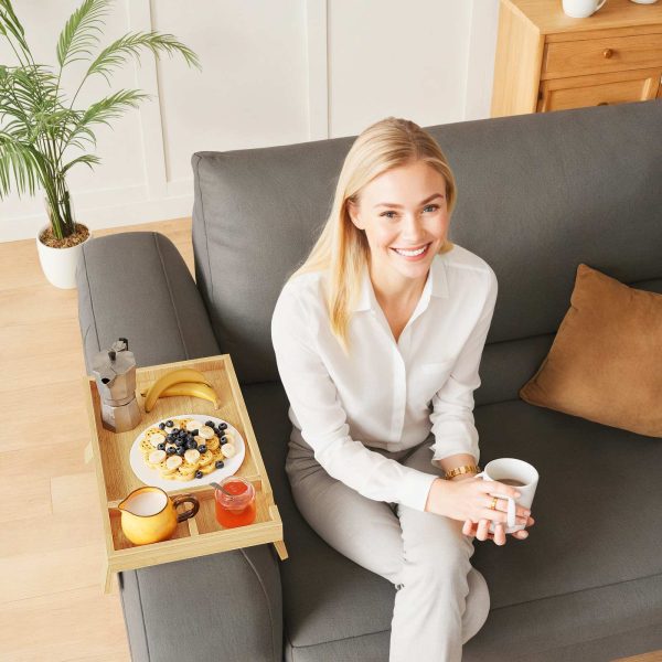 طاولة صينية مسند ذراع لأريكة الخيزران, طاولة جانبية على شكل أريكة بمشبك مع حاملات أكواب مزدوجة, صينية تخزين متعددة الوظائف للمشروبات, الوجبات الخفيفة وأجهزة التحكم عن بعد, لمسة نهائية من الخيزران الطبيعي