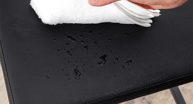 HOOBRO Bar Stools Set of 2, Breakfast Stools Height 63 cm with Footrests, PU Leather Kitchen Chairs, Counter Bar Chairs with Saddle Seat for Dining Room, Home Bar, Black