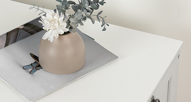 Biała skrzynia do przechowywania, Organizer do pudełek na zabawki w stylu retro z zawiasem zabezpieczającym, Solidna ławka do przechowywania w przedpokoju, Meble akcentujące wygląd drewna, Łatwy montaż