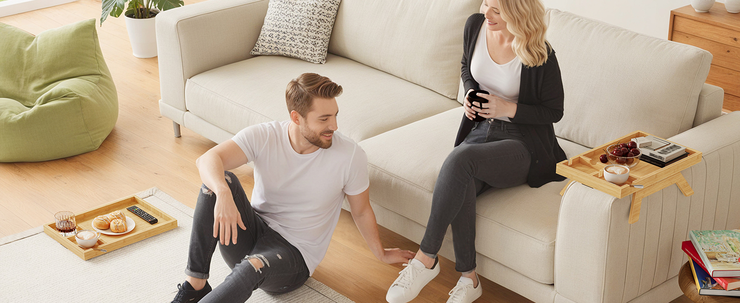 طاولة صينية مسند ذراع لأريكة الخيزران, طاولة جانبية على شكل أريكة بمشبك مع حاملات أكواب مزدوجة, صينية تخزين متعددة الوظائف للمشروبات, الوجبات الخفيفة وأجهزة التحكم عن بعد, لمسة نهائية من الخيزران الطبيعي