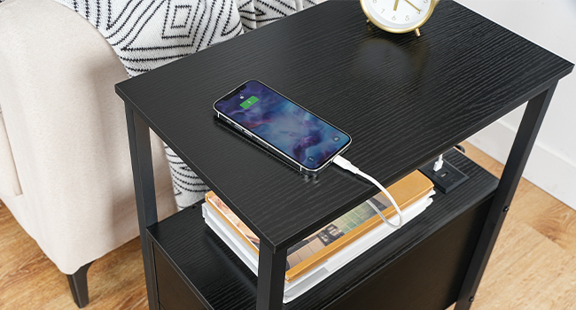 طاولة النهاية السوداء مع محطة الشحن, طاولة جانبية ضيقة مع 2 أدراج, منافذ USB ومنافذ الطاقة, Stable Nightstand for Small Spaces, مناسبة لغرفة المعيشة وغرفة النوم