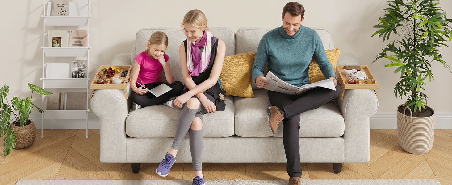 طاولة صينية مسند ذراع لأريكة الخيزران, طاولة جانبية على شكل أريكة بمشبك مع حاملات أكواب مزدوجة, صينية تخزين متعددة الوظائف للمشروبات, الوجبات الخفيفة وأجهزة التحكم عن بعد, لمسة نهائية من الخيزران الطبيعي