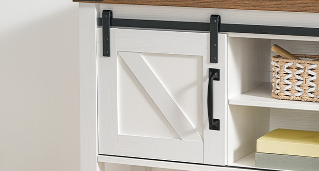 46" parasztház bejárati asztal tárolóval, Keskeny konzolasztal nyitott polcokkal és 2 szekrény, kanapéasztal csúszó istálló ajtókkal, a folyosóra, nappali, Fehér és dió