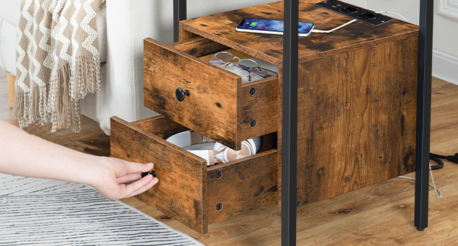 Κομοδίνο, Βοηθητικό τραπέζι με σταθμό φόρτισης, 2 Θύρες USB και 2 Πρίζες, Τέλος πίνακα με 2 Σώβρακο, Βοηθητικό τραπέζι καναπέ, Νυχτερινό περίπτερο για σαλόνι, Υπνοδωμάτιο, Ρουστίκ καφέ και μαύρο