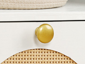 طاولة نهاية مع محطة شحن