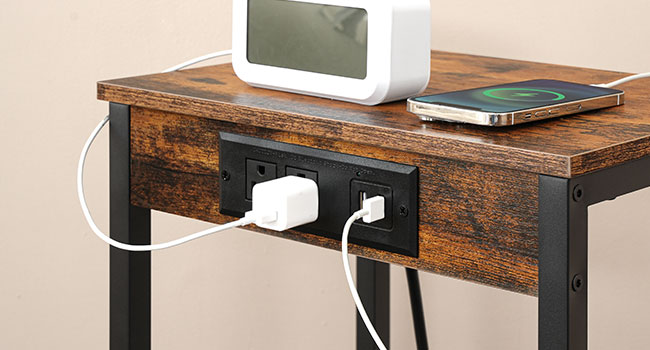 Sivupöytä latausasemalla, Puhelinpöytä korkealla verkkosyllyllä, Kapea sänkypöytä, jossa pistorasia olohuoneeseen, Makuuhuone, Vintage ruskea ja musta