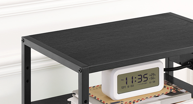 Avoimet hyllyt leveät ylä- ja keskimmäiset hyllyt tarjoavat ihanteellisen paikan tulostimelle, skanneri jne.