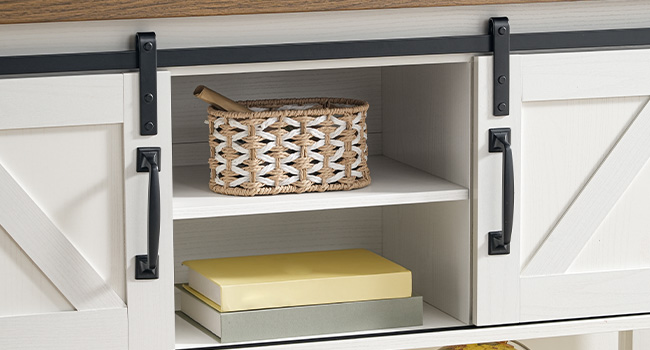 46" parasztház bejárati asztal tárolóval, Keskeny konzolasztal nyitott polcokkal és 2 szekrény, kanapéasztal csúszó istálló ajtókkal, a folyosóra, nappali, Fehér és dió