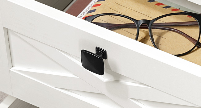 Nachttisch mit Ladestation