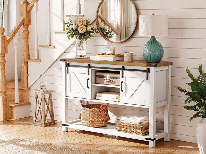 46" parasztház bejárati asztal tárolóval, Keskeny konzolasztal nyitott polcokkal és 2 szekrény, kanapéasztal csúszó istálló ajtókkal, a folyosóra, nappali, Fehér és dió