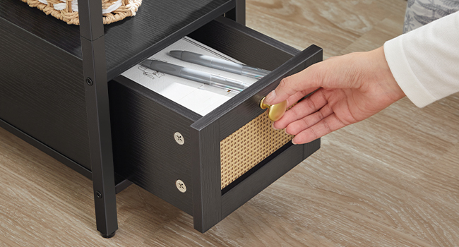 endebord med ladestasjon, smalt sidebord med skuff- og USB -porter & strømuttak, nattbords nattbord for små mellomrom, soverom, stue, svart