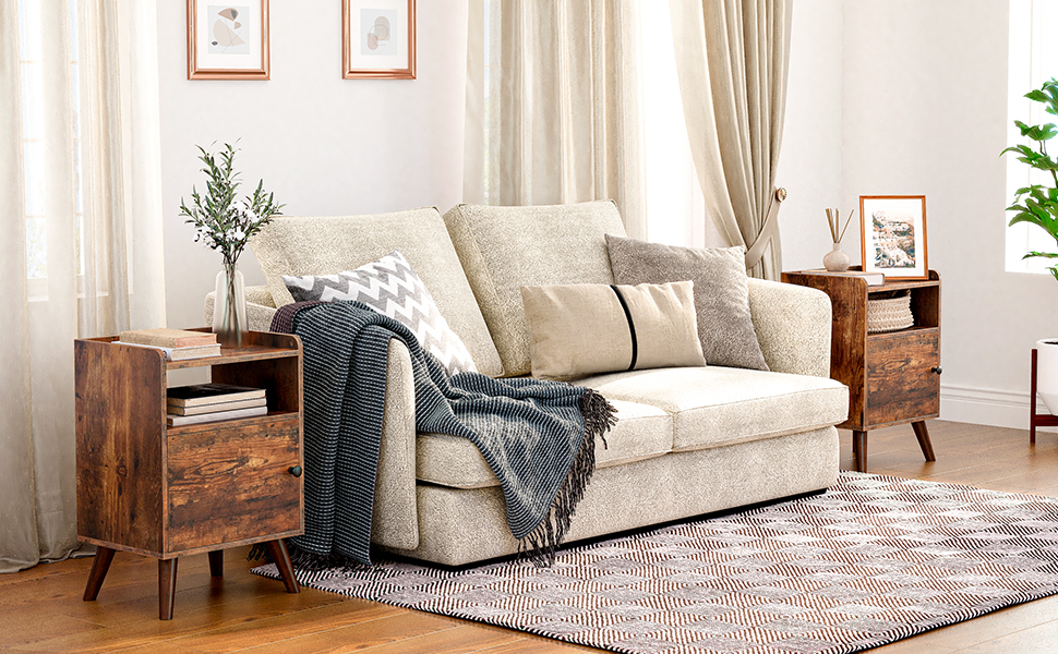 Puinen yöpöytä, Puupeitteinen pöytä kytkevällä ovella, Sivupöytä pieniin tiloihin, Puinen ilmeen aksenttipöytä, Vakaa ja tukeva rakenne, Maalaismainen ruskea