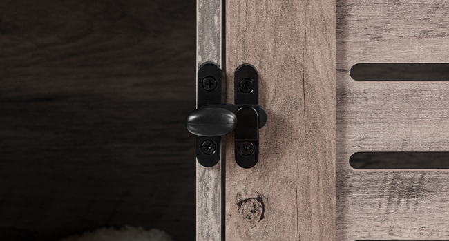 imfhálú bosca bruscair cat, troscán bosca bruscair cat i bhfolach le doras louvered, Seomra níocháin fairsing i bhfolach le roinnteoir, Comh -aireachta troscáin cat, teach peataí adhmaid, Gránna