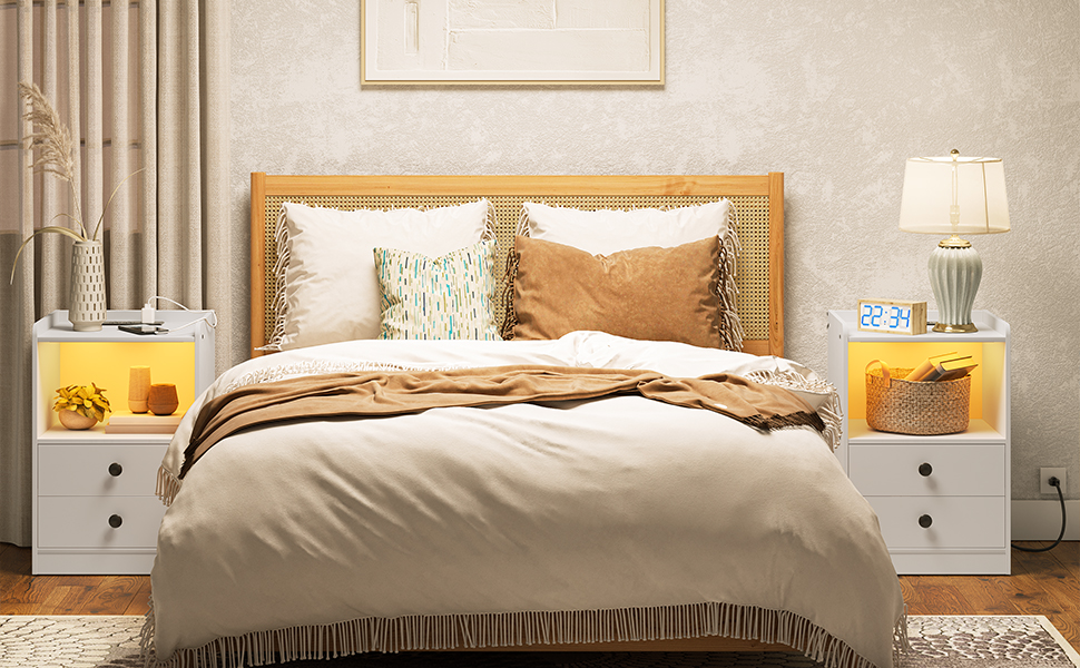 тумбочка з зарядною станцією