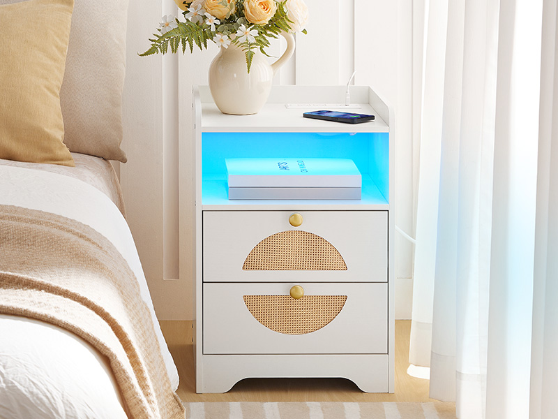 طاولة نهاية مع محطة شحن