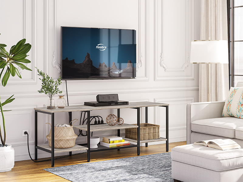 Harmaa televisiojalusta, jossa on voimanpoistot 65 tuumaa, TV -konsolipöytä avoimilla säilytyshyllyillä kaappi, Teollisuusmediaviihdekeskus olohuoneen makuuhuoneeseen, Greige ja musta