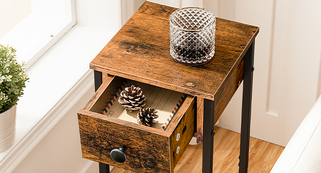 ψηλό κομοδίνο