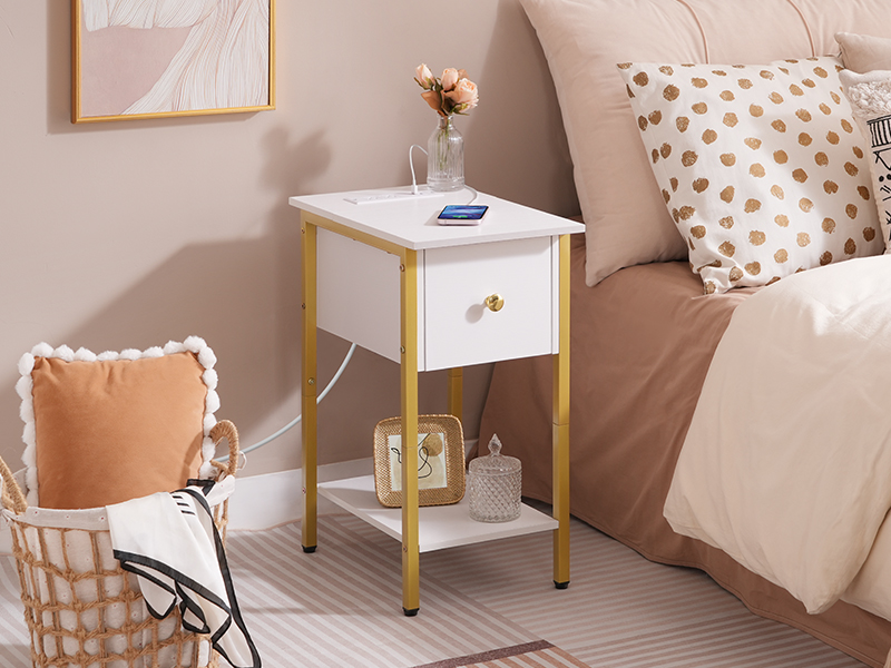 Schmaler Beistelltisch mit Ladestation