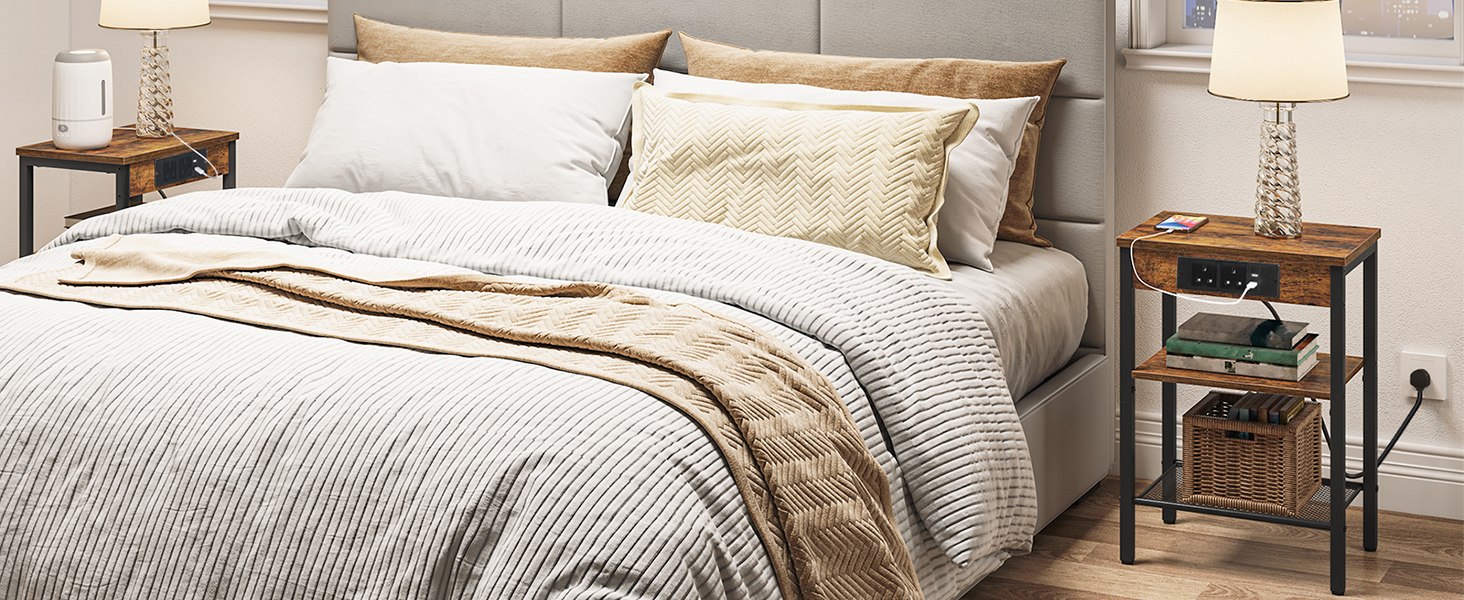 طاولة جانبية مع محطة شحن, طاولة بجانب السرير مع محطة شحن, 2 مآخذ و 2 منافذ يو اس بي, طاولة جانبية ضيقة, 3-طاولة بجانب السرير من الطبقة, رف قابل للتعديل, ريفي البني والأسود